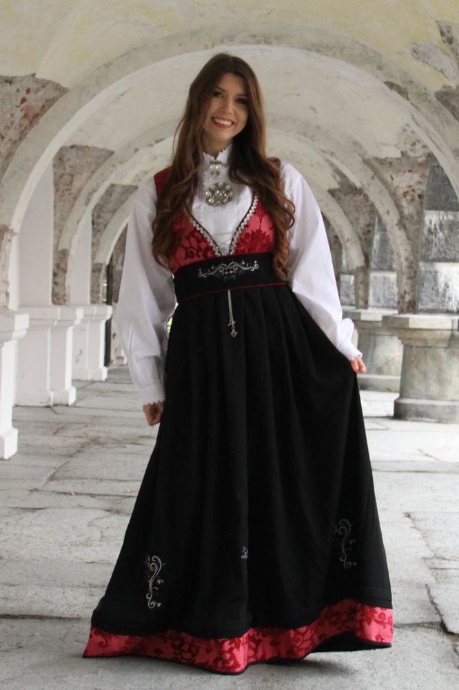 Tora festdrakt til dame i rød - Størrelse 40 - Med maljebelte