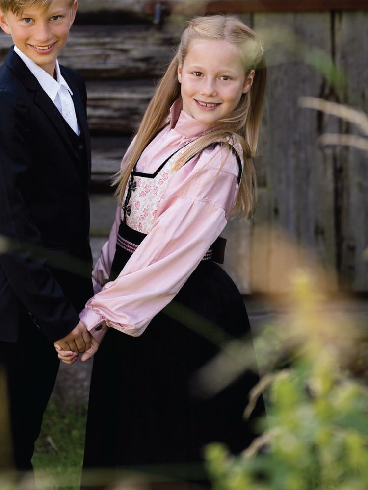 Oline Festdrakt til jente med rosa vest og rosa skjorte