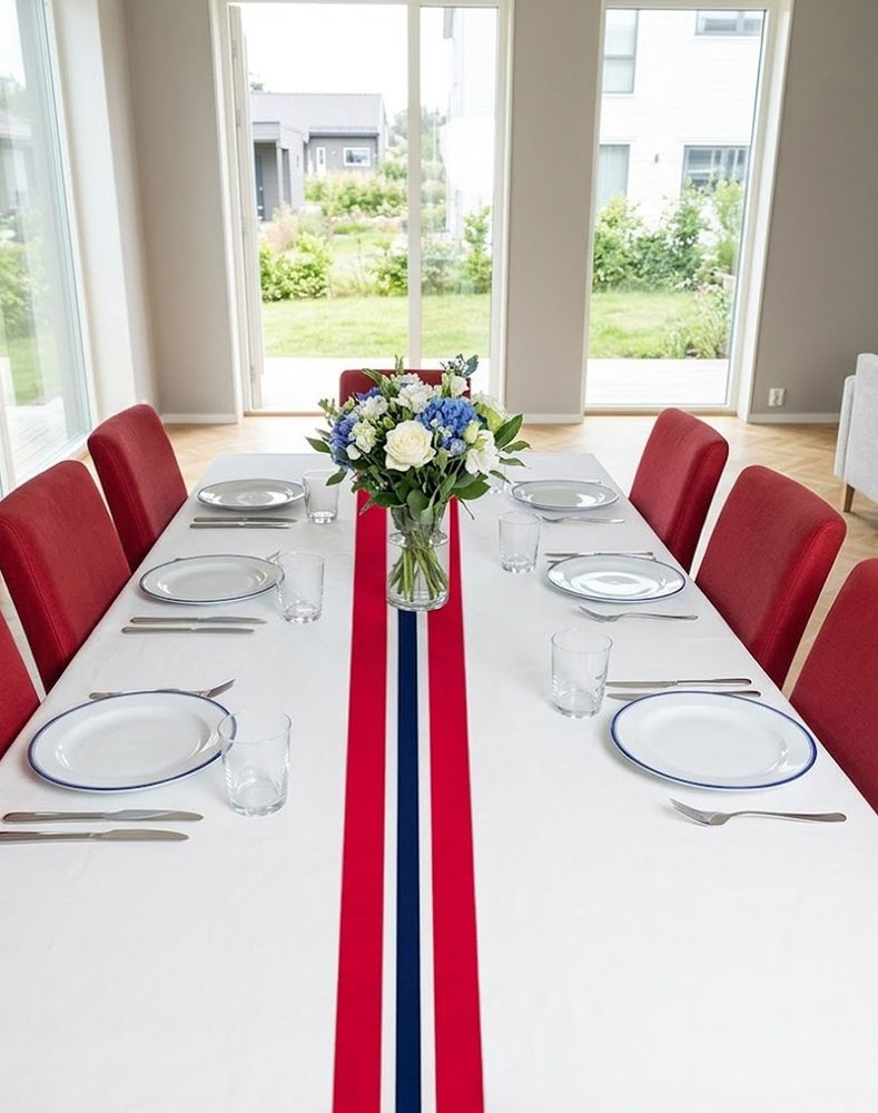 Bordduk med norsk flagg - 140 x 180 cm