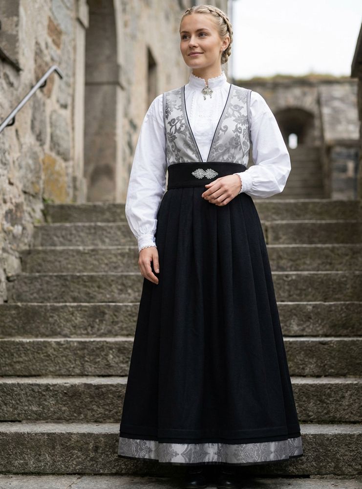 Nye Tora festdrakt til dame i silver