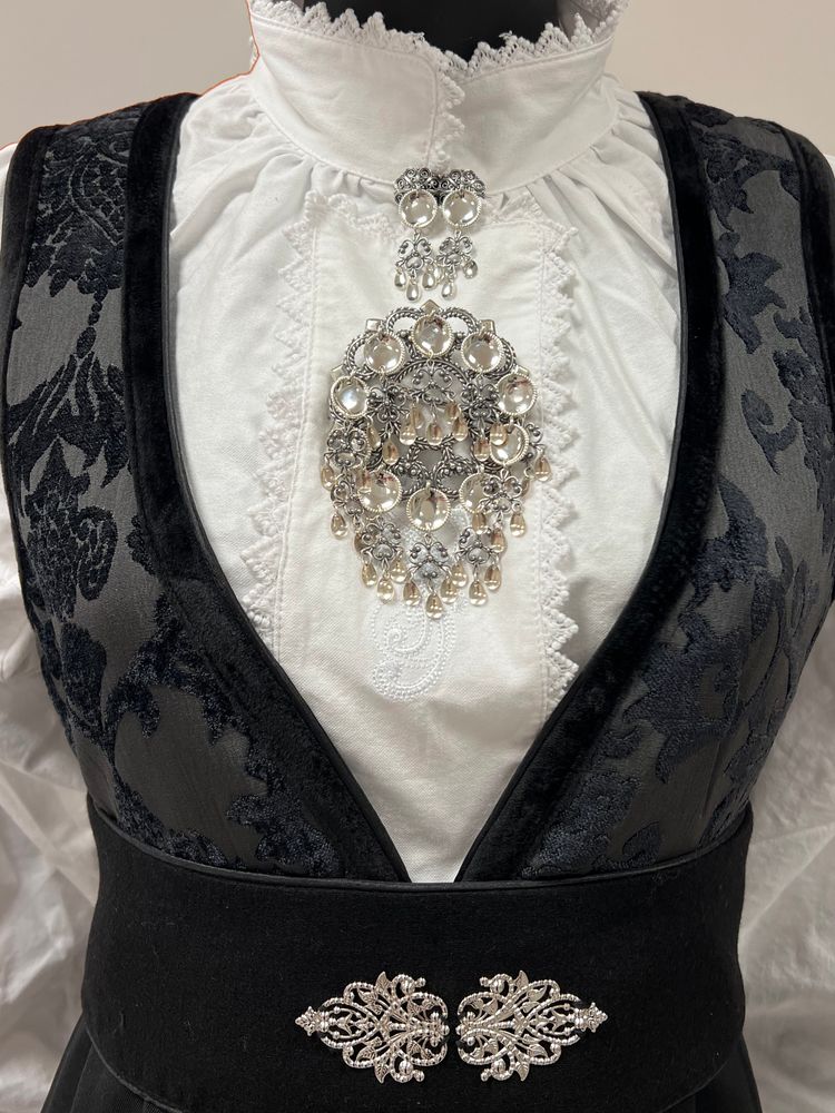 Nye Tora festdrakt til dame i sort